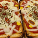 টমেটো সস, পনির এবং মশলা দিয়ে তৈরি ক্রিস্পি পিৎজা টোস্ট, যা একটি দারুণ স্ন্যাকস।